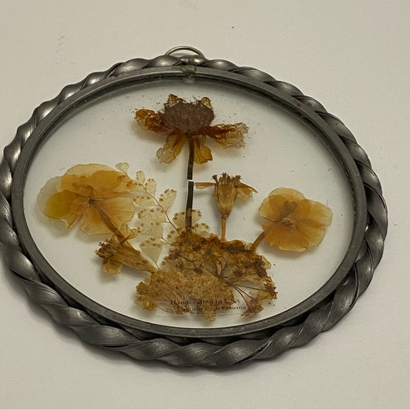 Vintage Pressed Dry Flowers in Twisted Pewter & Double Round Glass Frame 4 1/2” - Picture 5 of 8